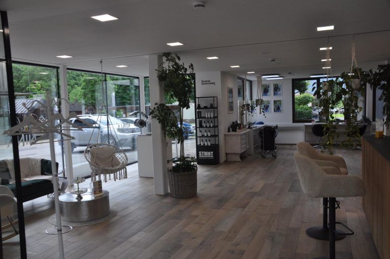 Von der Raiffeisenbank zum Frisörsalon: salon nina