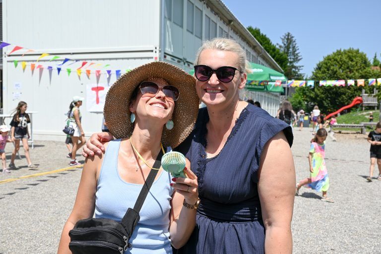 Schulgemeinschaft trotzte tropischer Hitze: Nicole und Magdalena freuten sich über das gelungene Fest.