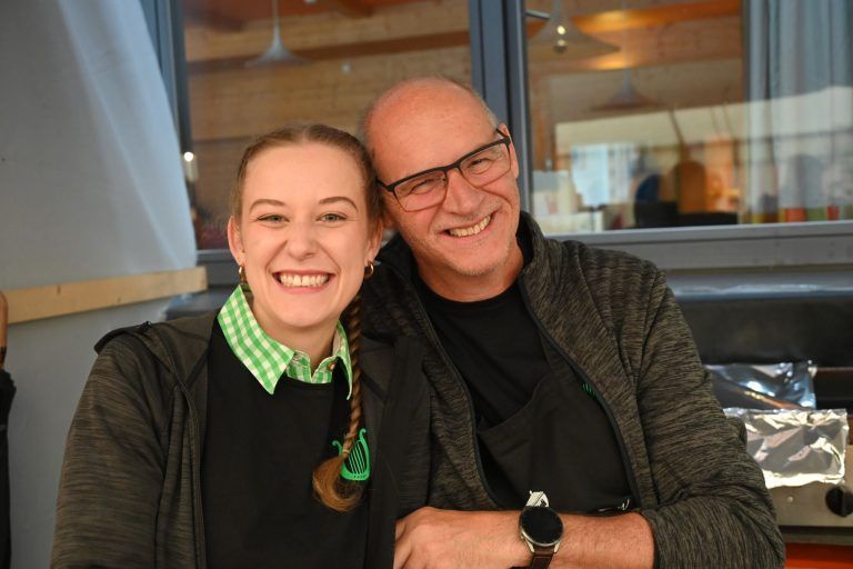 Waldner Dörflefest: Kapellmeisterin Valentina Pisoni und Michael Berthold unterstützten die Helfer beim Fest.