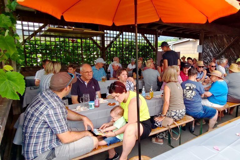 Sonniger Frühschoppen im Sonnenheim: Beste Stimmung beim Frühschoppen: Die Gäste genossen Musik, Sonne und gutes Essen.