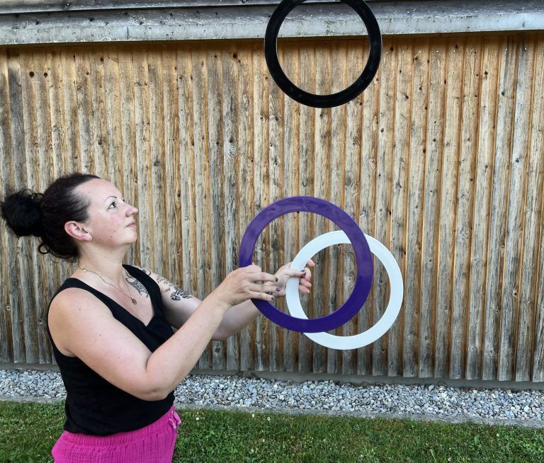 Jutta und der Traum vom Jonglieren: Auch mit Ringen hat Jutta Huber inzwischen ihre Routine gefunden.