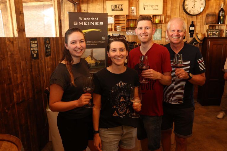 Edle Weine, Brände und Cocktailkreationen: Celine Tschirky, Julia, Michael und Wolfgang Kopf.