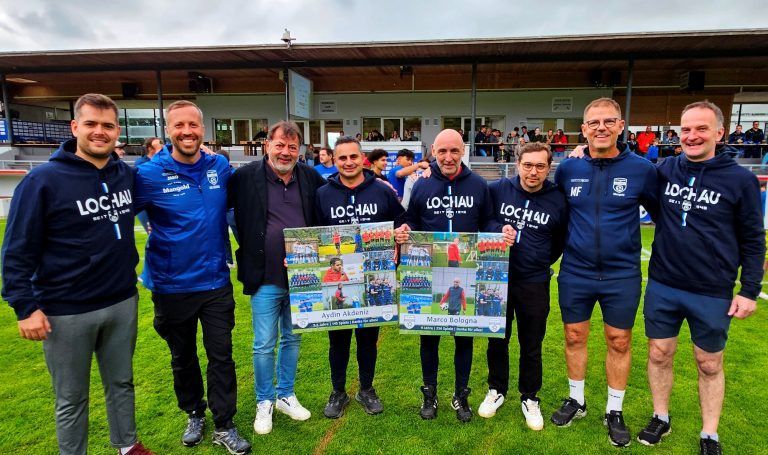 Spannung und Emotionen beim Meisterschaftsfinale im Stadion Hoferfeld: Die Vereinsführung des SV typico Lochau bedankte sich, im Bild von links Daniel Reichart, Frank Horlacher, Obmann Egon Haag, Aydin Akdeniz, Marco Bologna, Thomas Baldreich, Markus Feldkircher und Günter Steffani.