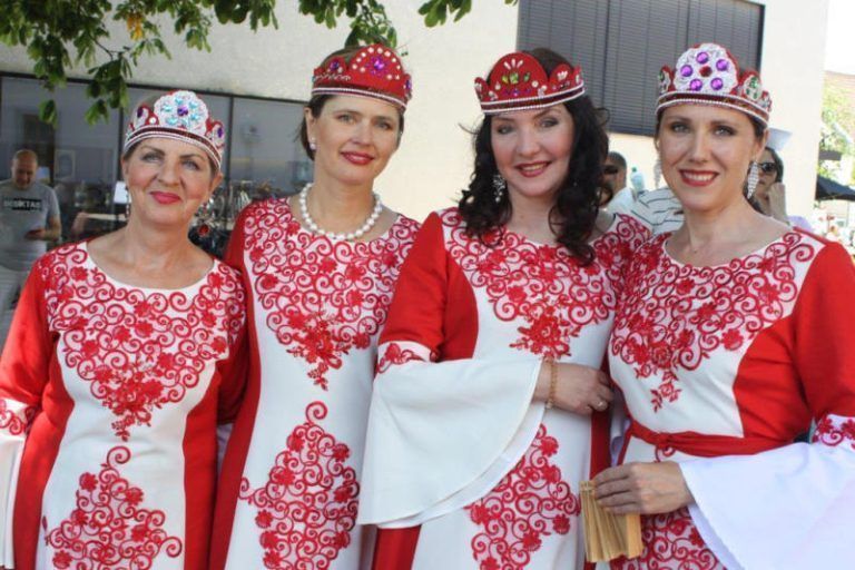 Gesangsensemble Slavjanka heizt mit guter Musik ein.