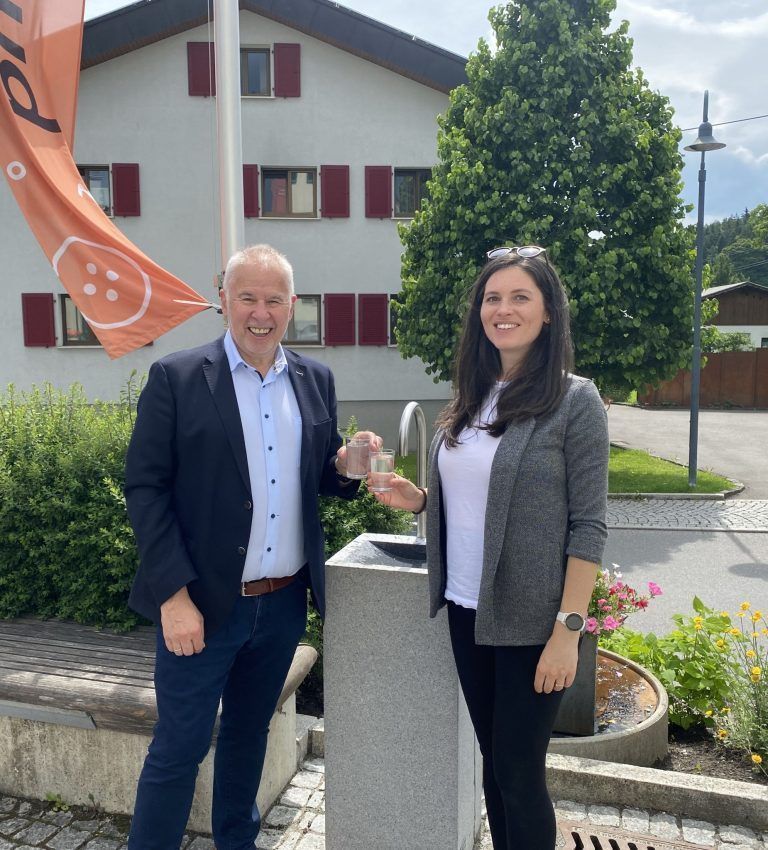 Eröffnung des Trinkwasserbrunnen in Göfis: Bürgermeister Thomas Lampert und Klar! Projektleiterin Marina Fischer