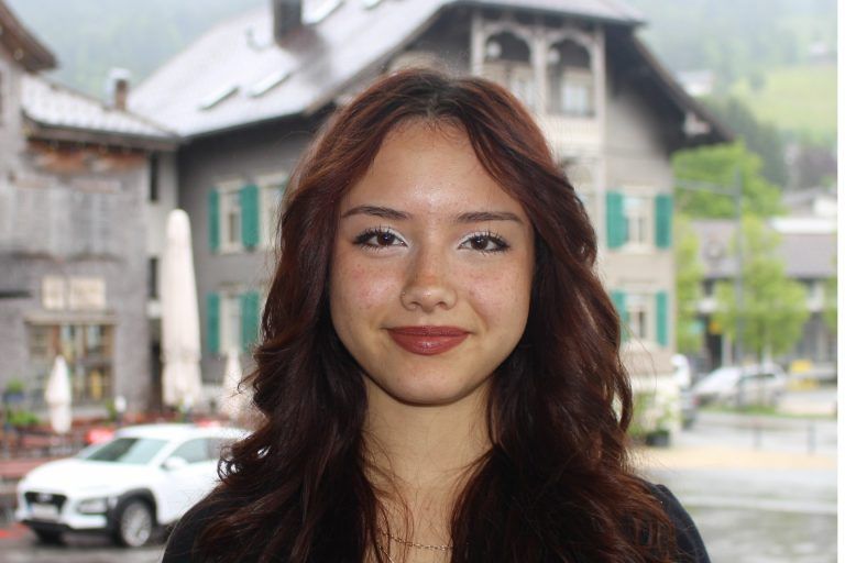 Bezauer Schule räumt weiter Preise ab: Elena Maier aus Alberschwende, Schülerin der 4a der Bezauer Wirtschaftsschulen gewann die Landeswertung im „DigiCheck“, an dem sich bundesweit 3.533 Schülerinnen und Schüler von 82 Handelsakademien beteiligten. STP