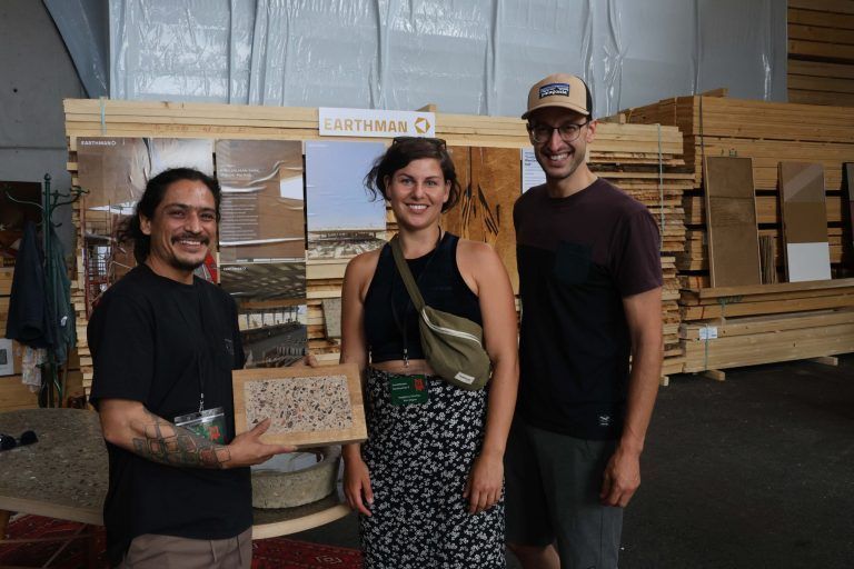 Riesen-Schaufenster für Betriebe und Musikanten: Carlos Covarrubias (Fa. Earthman), Magdalena Türtscher ("Büro Magma") und Christoph Zech.