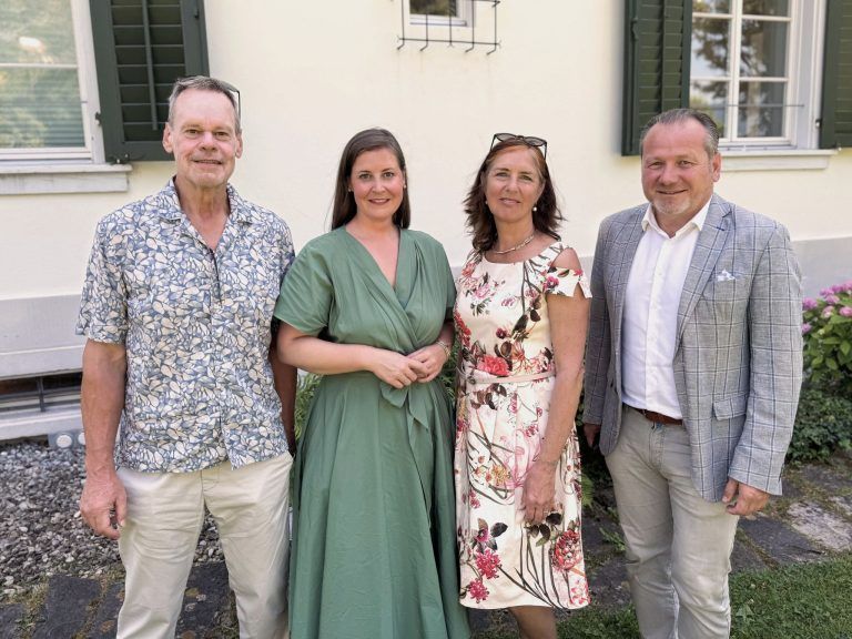 Kunst, Musik und Begegnung: Falkenhorst Geschäftsführerin Verena Burtscher (2.v.li.) mit Bürgermeister Harald Witwer, Kurator Thomas Schiretz und Obfrau Elisabeth Tschann bei den Feierlichkeiten.