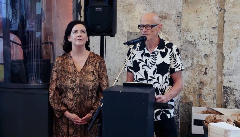 Künstlerin Karla Black lauscht Vernissageredner Thomas Häusle