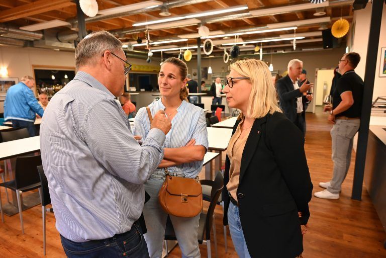 Erfreuliches Ergebnis für den EHC Lustenau: Herbert Oberscheider vertiefte sich im Anschluss in ein Gespräch mit Sportgemeinderätin Nadine König (ÖVP) und Kinder- und Jugendgemeinderätin Nicole Feurstein-Hosp (FPÖ).