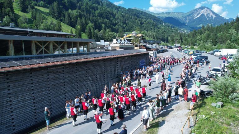 Riesen-Schaufenster für Betriebe und Musikanten: Sternmarsch bei bestem Weetter am Donnerstag.