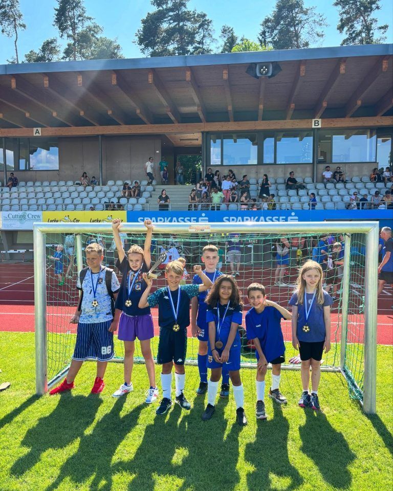 Fußballbegeisterung pur: Waldstadion als Festplatz der Schulen: Ein unvergessenes Turnier im Waldstadion erlebten die Feldkircher Volksschüler.