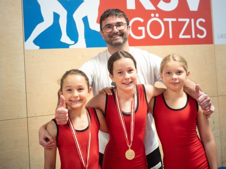 Kathan: Generationen auf der Ringermatte: Trainer Andreas Nagel freut sich mit den erfolgreichen Mädels