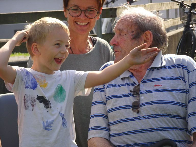 Ein Fest der Generationen : So viele fröhliche Gesichter beim Abschlussfest im Kindergarten Mittelfeld.