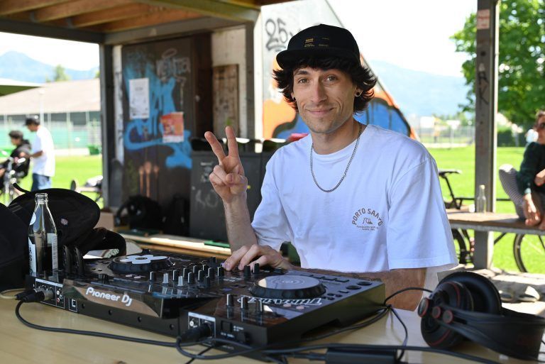 „Skateboarden ist ein Lebensgefühl“: DJ Muke sorgte für gute Musik und fuhr selbst beim Contest mit.