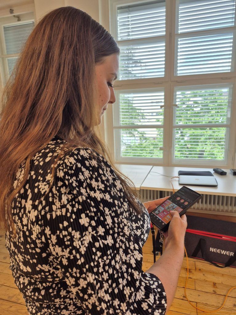 Damit Social Media wirkt und nicht nervt: Größtes Hobby der 31-Jährigen ist Lesen. Zuhause hat sie eine eigene Bibliothek.