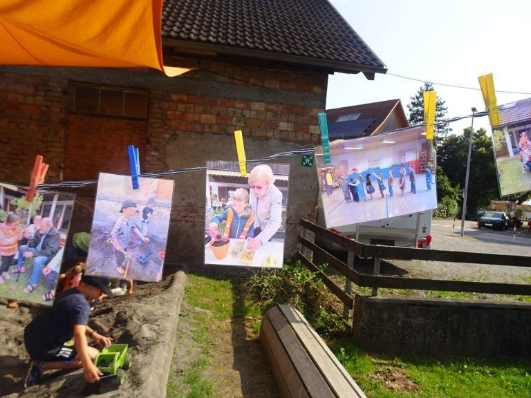 Ein Fest der Generationen : Eine Foto-Kette voller schöner Erinnerungen.
