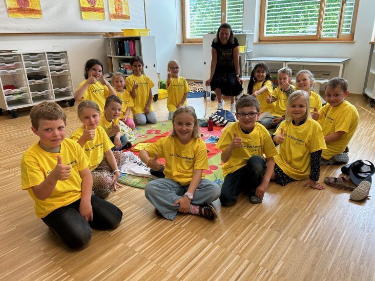 Neben wertvollen Informationen zum Sonnenschutz bekamen die Kinder auch T-Shirts mit auf ihren Weg in die Sommerferien.