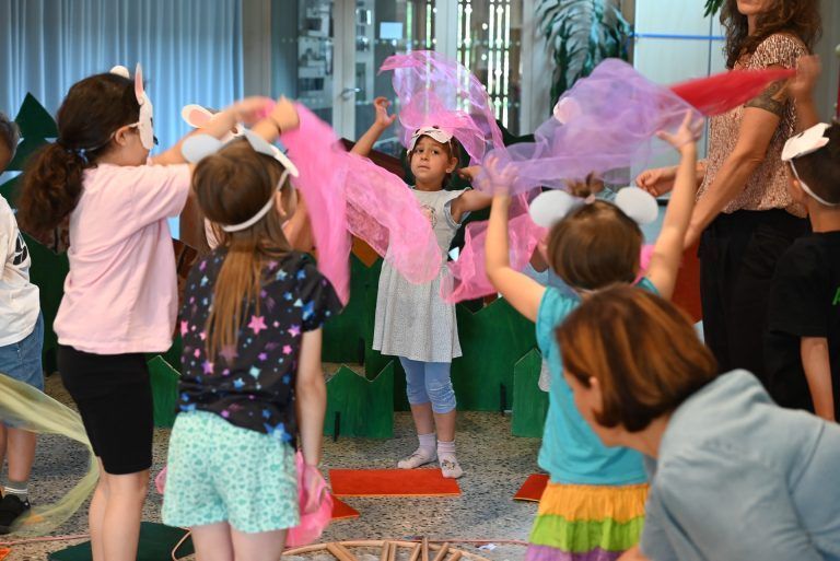 Musikalisches Familienfest im Kindi Engelbach: Und führten einen Tanz im Frühling auf.