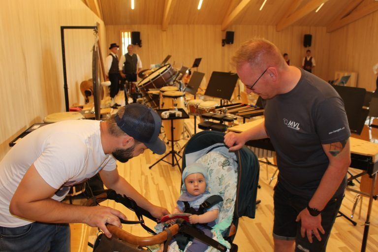 Langens Gemeindehaus spielt alle Stückchen: Da kam der kleine Wendelin, wohl einer der jüngsten Festbesucher, aus dem Staunen gar nicht mehr heraus. Ob er eines Tages hier als Jungmusikant landet . . .?