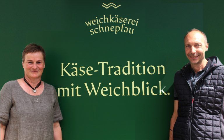 Da hätte auch Käsgraf Gallus gestaunt: "Festkoordinatorin" Hannelore Metzler und der bisherige Schnepfauer Sennerei-Obmann Werner Moosbrugger mit der lustigen und tiefsinnigen Wortspielerei, das Motto der Sennerei Schnepfau.
