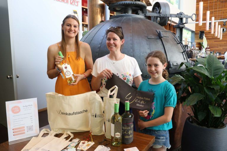 Weindorado popt in Braugaststätte auf: Alexandra Mähr, Steffi und Livia Lins.