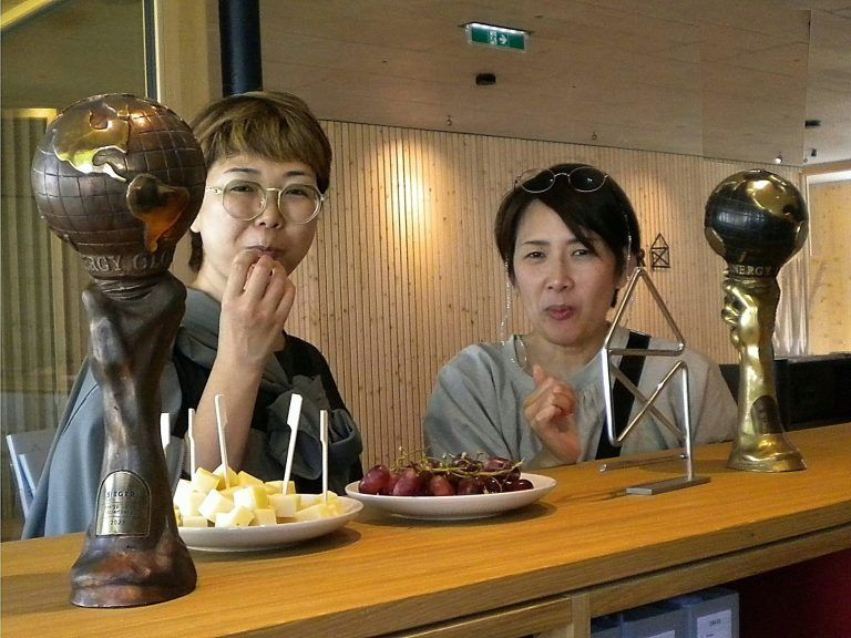 Bregenzerwälder Holzbaukunst für Japan: Kleine kulinarische Aufmerksamkeit zwischen zwei Trophäen: Wälder Käseshäppchen. Morscher-Bau ist das einzige Unternehmen, das diesen Energy Globe Award schon zweimal gewinnen konnte.