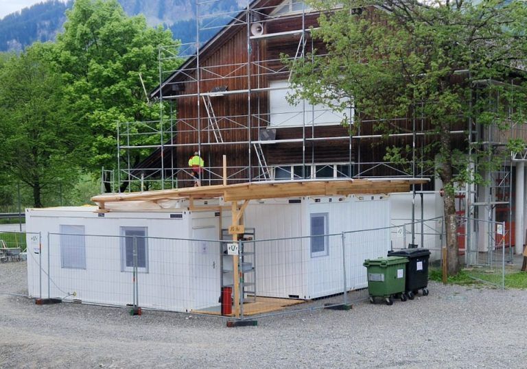 Zubau und Update für Auer Vereinehaus: Für die Dauer der Bauarbeiten musste das Rote Kreuz in Container ausgesiedelt werden.
