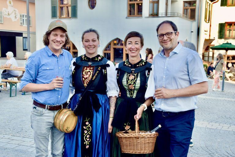 „Montafoner Abend“ feierte Saisonauftakt: Der Schrunser Vize-Bgm. Martin Sadjak, die Marketenderinnen Julia Peter und Monika Aßmann sowie der Schrunser Bgm. Jürgen Haller, v. l.