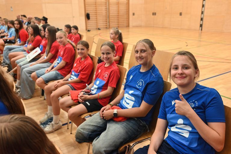 Fußballerinnen aus ganz Österreich treten in Hohenems an: Gespannt verfolgte ein Teil der Vorarlberger Mannschaft die feierliche Eröffnung.
