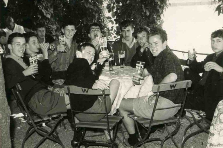 60 Jahre Matura – eine nostalgische Reise: Wehmütige Nostalgie: Wenige Tage vor der Matura nahm man 1965 Abschied vom romantischen Seegarten gegenüber der Bregenzer Kaserne. Das beliebte Gasthaus sollte der Unterflur-Trasse weichen. Die Unterflur kam nicht, der Seegarten wurde trotzdem 1976 abgerissen – heute ist dort ein Busparkplatz . . .