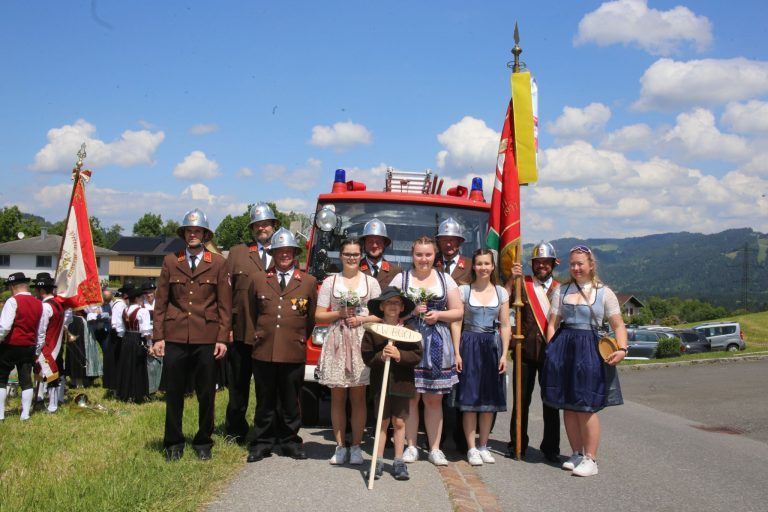 Viel Nostalgie zur Dienstfreistellung : Der sonntägliche Festumzug war einer der Höhepunkte beim dreitätigen Fest in der Berggemeinde Buch