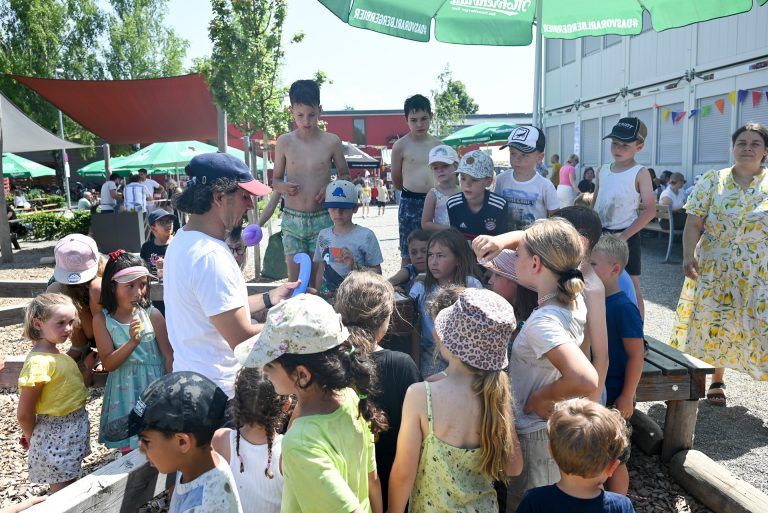 Schulgemeinschaft trotzte tropischer Hitze: Jamal unterhielt die Kinder mit seiner Luftballon-Show.