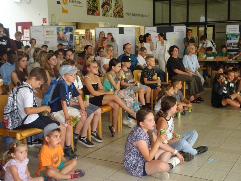 Ideen für morgen: Aufmerksam lauschten die Besucherinnen und Besuchern den Projektpräsentationen auf der Open Stage.