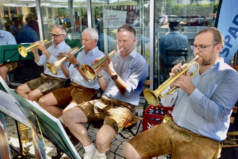 Klangwolke schwebte überm Städtle: Musikanten aus Bürs