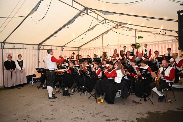 Waldner Dörflefest: Die Trachtenkapelle Lech umrahmte den Gottesdienst und spielte anschließend zum Frühschoppen auf.