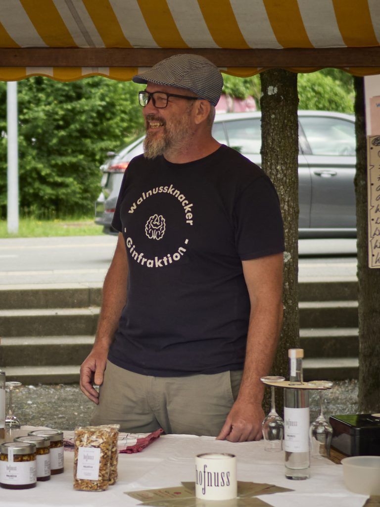 Vom Rückzug zur Rückkehr: Die Walnuss in Vorarlberg: Regelmäßig gehen die Gründer der Hofnuss auf den Wolfurter Markt.