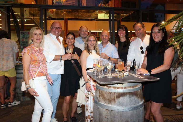 Weindorado popt in Braugaststätte auf: Eine fröhliche Runde.