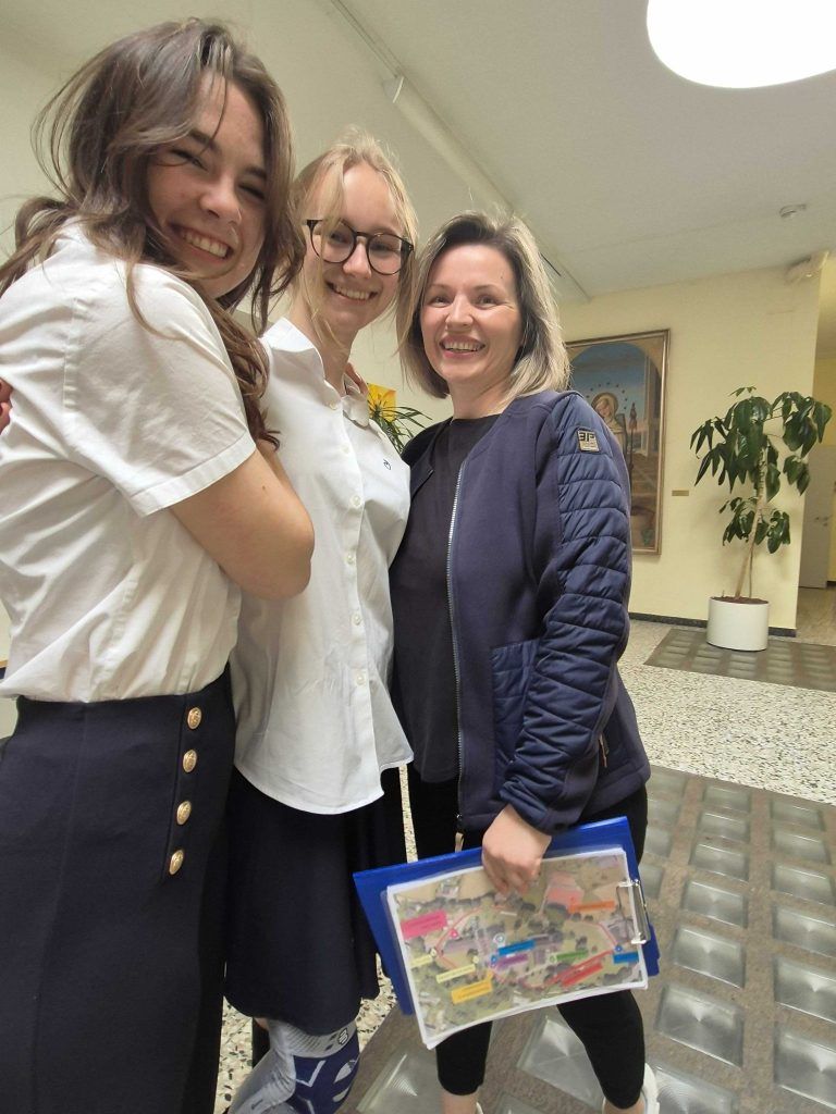 7.783 Runden beim Stundenlauf für die Partnerschule in Jinja : Organisationsteam: Theol. Erika Beatrice Nedinger mit den SV-Sprechern Carla und Clara