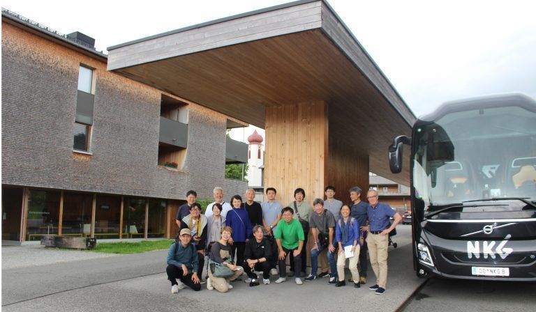 Bregenzerwälder Holzbaukunst für Japan: Eingehend besprochen wurde mit Prof. Hermann Kaufmann (r.) das Leuchtturmprojekt in Krumbach, in das sogar ein Busknotenpunkt integriert ist.