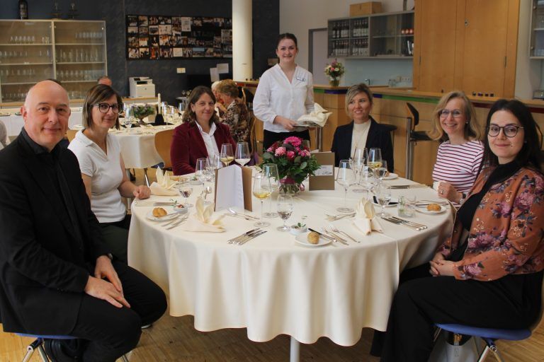 Kolleginnen und Kollegen anderer Schulen einzuladen hat in Bezau Tradition. Heuer waren beim Prüfungsessen u. a. Ariel Lang, Maria Meusburger Bereuter, Dir. Margit Flecker, Claudia Zimmermann, Dir. Martina Reutin und Nadja Karo (v. l.) dabei.
