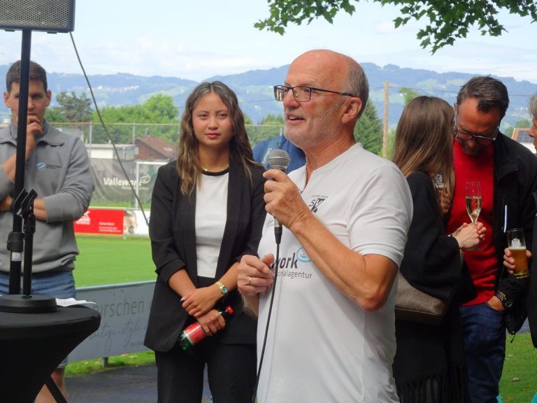 DSV feiert neue Kabinen : DSV-Obmann Herbert Lenz begrüßte die Gäste zur offiziellen Eröffnung der neuen Umkleidekabinen.