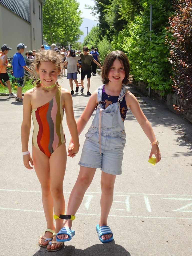 Pausenhof mit Naturplus: Valerie und Elly waren als super Team bei der Olympiade unterwegs.