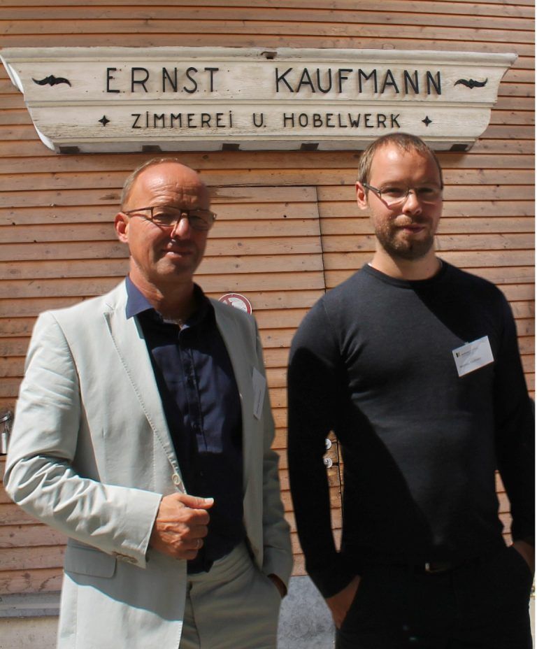 Bregenzerwälder Holzbaukunst für Japan: Michael (l.) und Matthias Kaufmann hatten für die Gäste aus Japan interessante Informationen über das Bauen mit Holz und präsentierten speziell die Wälder Innovation Modulbauweise. „Rund 1.100 derartige Boxen wurden in unserem Betrieb bereits produziert.“