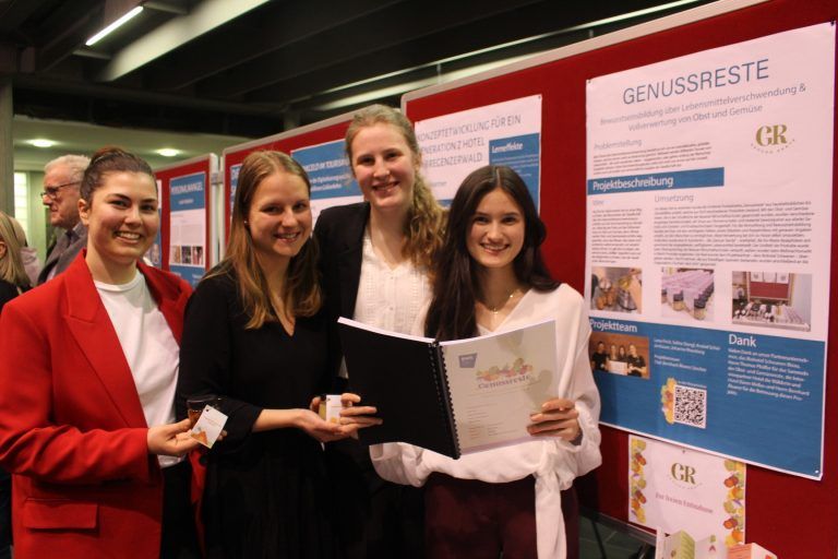 Bezauer Schule räumt weiter Preise ab: Lena Frick, Selina Stangl, Johanna Rhomberg und Anabel Scheiderbauer, holten mit ihrer Diplomarbeit „Genussreste - Bewusstseinsbildung über Lebensmittelverschwendung & Vollverwertung von Obst und Gemüse“ auch den HUM-Award nach Bezau.