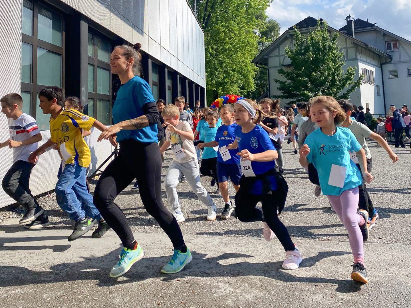 Ein gemeinsamer Lauf für die Schule: Jeder rannte so viele Runden wie möglich, um einen neuen Schulhof im Sinne einer bewegten Schule umsetzen zu können. (VS Rheindorf)