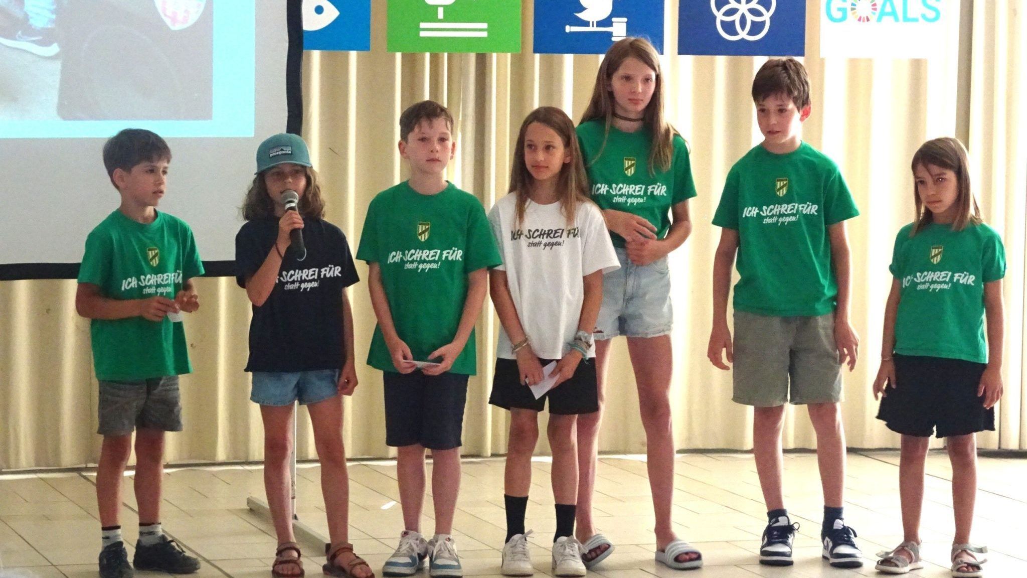 Die Kinder der VS Kirchdorf aus Lustenau präsentierten beim FREI DAY Fest ihr gelungenes Fußballprojekt.