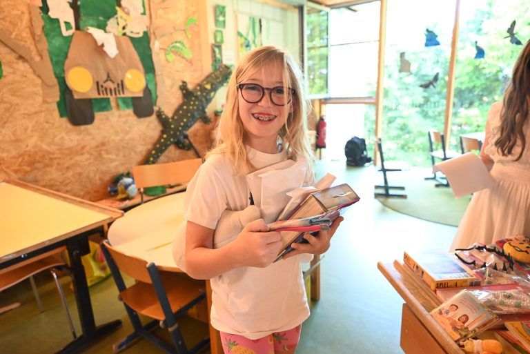 Handeln, feilschen und die Kassen füllen: Melanie hat zugeschlagen und viele tolle Sachen eingekauft.