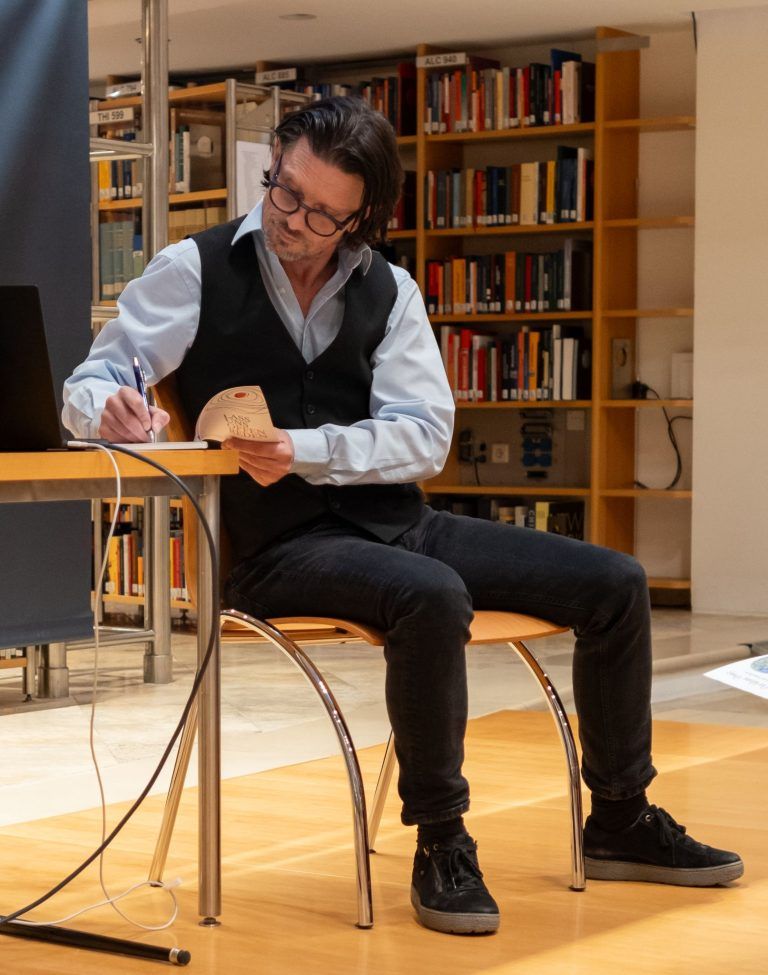 Durch Krisen zu neuen Perspektiven : Der Autor Andreas Wassner signierte im Anschluss an die Lesung Bücher