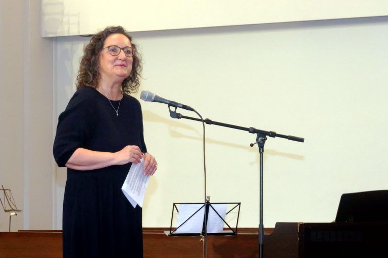 Mitten im Leben Elementares vermitteln : „Beginnen ist Stärke, Vollenden ist Kraft“: Direktorin Ilse Klima würdigt die Entschlossenheit der künftigen Pädagoginnen und Pädagogen.